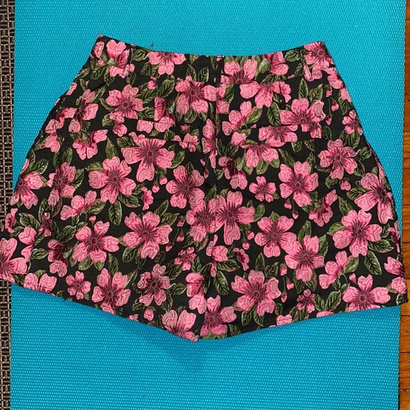 Jacquard Pleat Shorts - Picture 2 of 2